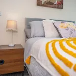 Center, Free Wifi For Contractor, Family Bradford (West Yorkshire)