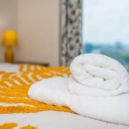 Center, Free Wifi For Contractor, Family * Bradford (West Yorkshire)